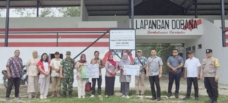 PTPN IV Regional 2 Salurkan Bantuan Untuk Perbaikan Lapangan Sepak Bola di Serbelawan