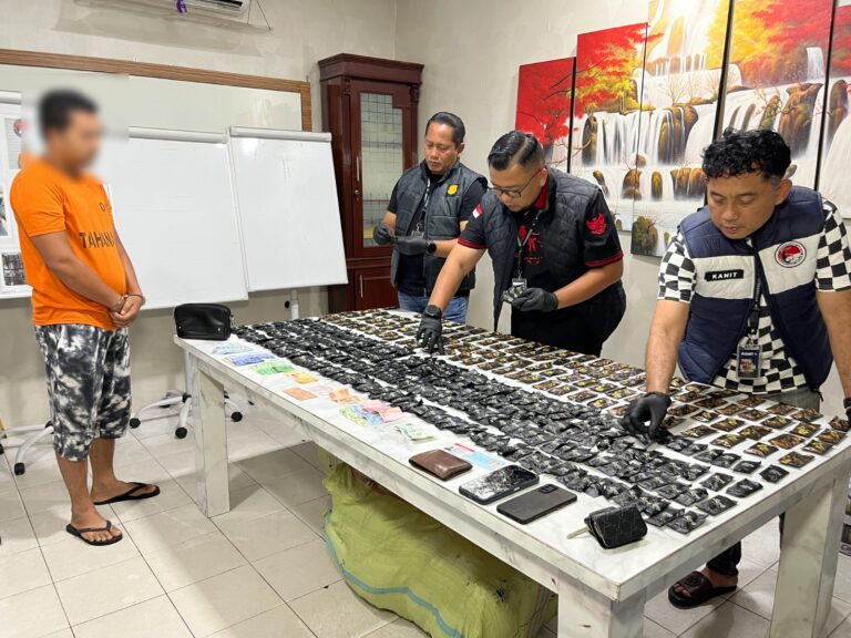 Polisi Ringkus  Komplotan Kurir Ratusan Vape Narkoba Asal Malaysia di Jalan Setia Budi Medan