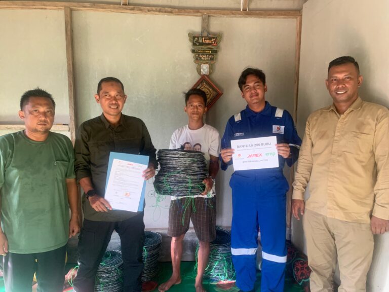 Peduli Korban Banjir, SKK Migas – EMP Gebang Limited Salurkan 500 Kg Beras untuk 100 KK di Desa Pekubuan Langkat