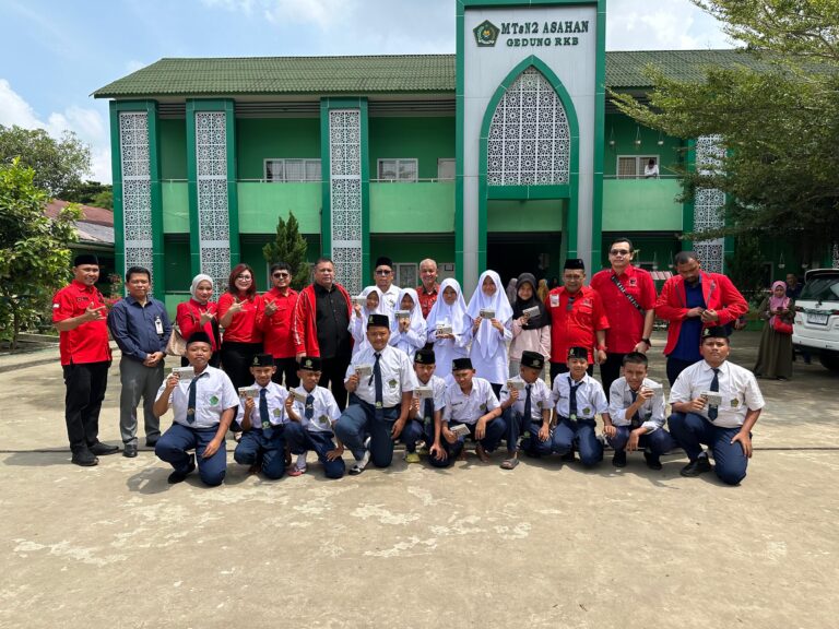 PDI Perjuangan Sumut Lanjutkan Pemberian Tali Asih Siswa Terdampak MBG di Kisaran Asahan