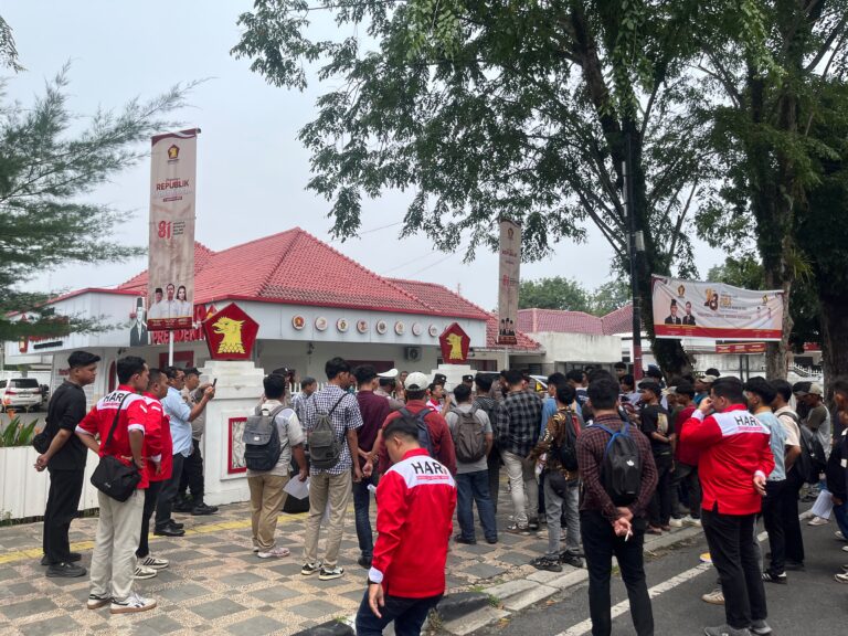 Ratusan Massa HARI Geruduk Kantor Gerindra Sumut, Desakan Pencopotan Ketua DPRD Deli Serdang Zakky Shahri Menggema