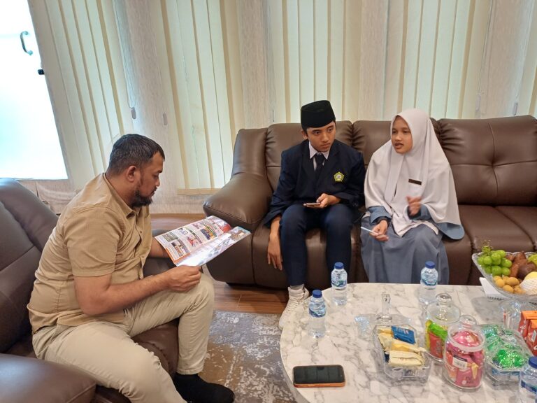 Dua Santri di Sumatera Barat Berkunjung ke DPRD Medan, Hadi Suhendra: Hormati Orang Tua, Kesuksesan Datang Menghampiri