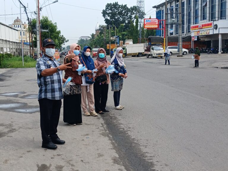 Peduli Kesehatan Warga, Pemdes Medan Estate Bagikan 3.000 Masker