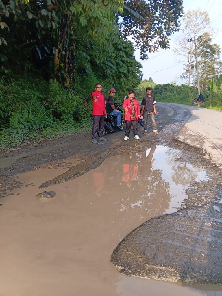 Mangapul Purba Desak Dinas BMBKC Sumut Perbaiki Jalan Silabah Jaya – Sipintuangin Hancur Lebur