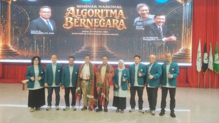 Rocky Gerung Minta Mahasiswa UNIMED Tidak Dikalahkan Kepentingan Politik
