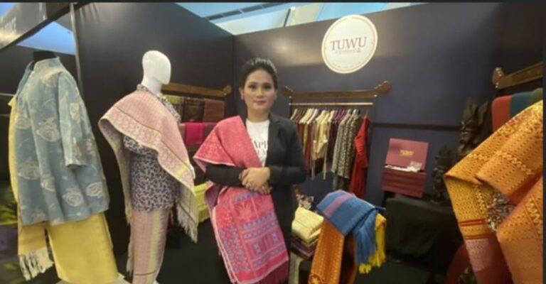 Songket Nias Menembus Panggung Busana London Hingga New York