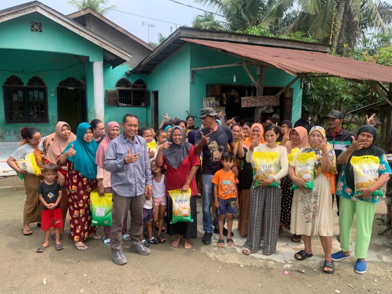 Peduli Korban Banjir, SKK Migas – EMP Gebang Limited Salurkan 500 Kg Beras untuk 100 KK di Desa Pekubuan Langkat