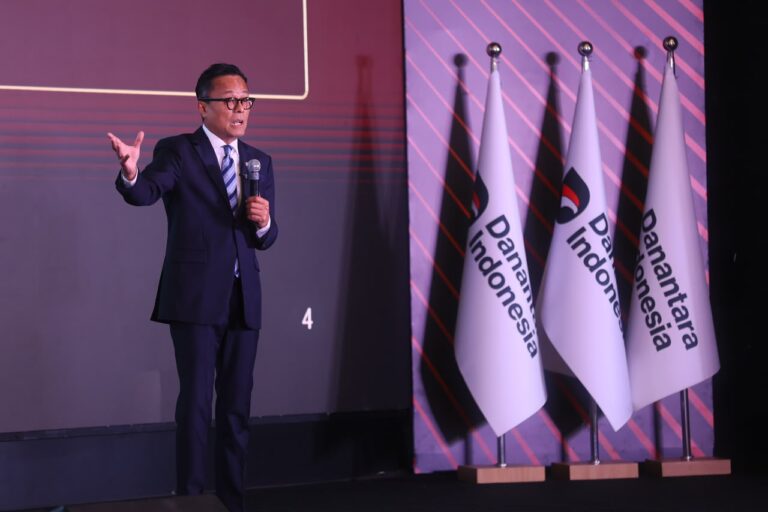 Transformasi Berorientasi Pelanggan, PLN Raih Sector Champion dan Runner Up BUMN Layanan Terbaik Danantara Indonesia CX100 Award 2026