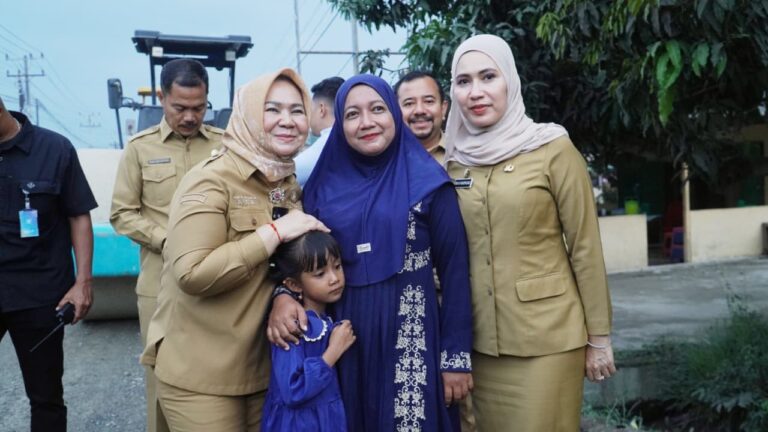 Plt Bupati Tiorita Tinjau Perbaikan Jalan Secanggang, Dorong Kelancaran Ekonomi Warga
