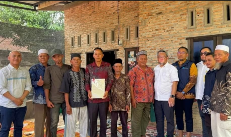 Nazir Masjid Al-HudaTerima Sertifikat Wakaf