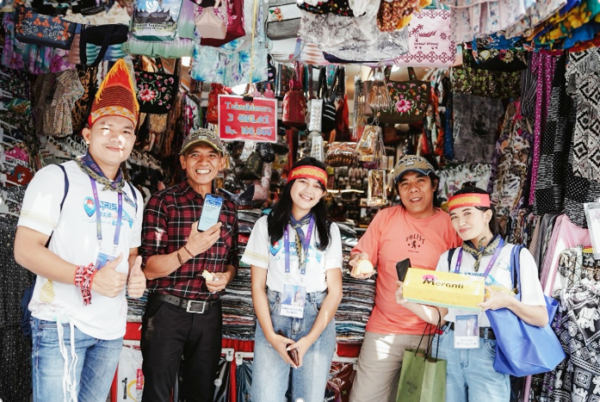 Tesalonika R.M. Panggabean saat mengedukasi pelaku UMKM mengenai penggunaan QRIS sebagai metode pembayaran digital dalam rangkaian QRIS Jelajah Kuliner Indonesia 2026. (Foto: Dokumentasi pribadi)